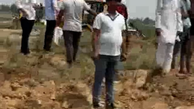 अलीगढ़ के टप्पल क्षेत्र में यमुना एक्सप्रेसवे औद्योगिक विकास प्राधिकरण (YEIDA) ने बड़ी कार्रवाई करते हुए 25 अवैध कॉलोनियों को ध्वस्त कर दिया। इस अभियान में 15 जेसीबी मशीनों का एक साथ इस्तेमाल किया गया।
कार्रवाई के दौरान लगभग 250 करोड़ रुपये मूल्य की सरकारी जमीन को अतिक्रमण से मुक्त कराया गया। प्राधिकरण की इस कार्रवाई से अवैध भू-माफियाओं में हड़कंप मच गया है।#police