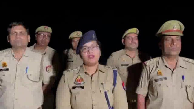 बुलंदशहर जिले में गौ तस्करी के खिलाफ चलाए जा रहे अभियान के तहत सिकंदराबाद पुलिस और स्वाट टीम ने संयुक्त कार्रवाई करते हुए दो गौ तस्करों को मुठभेड़ के बाद गिरफ्तार किया है। पुलिस के अनुसार, मुठभेड़ के दौरान एक आरोपी इकबाल घायल हो गया, जिसे उपचार के लिए अस्पताल में भर्ती कराया गया है।
#police