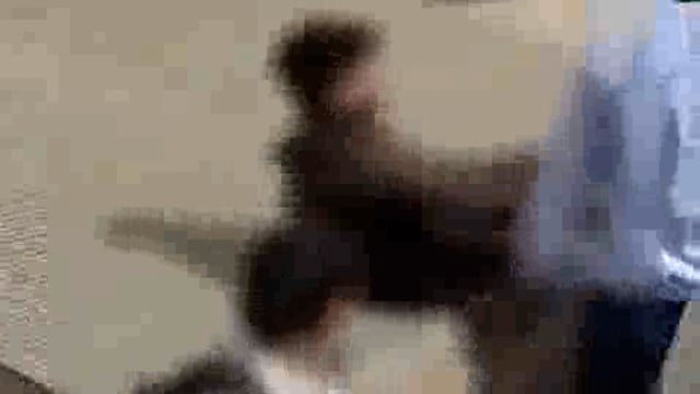 झांसी के सिविल अस्पताल में दलालों के आतंक की एक और शर्मनाक तस्वीर सामने आई है। नेत्र विभाग में डॉक्टर के चेंबर में बैठने को लेकर हुए विवाद में एक मेडिकल रिप्रेजेंटेटिव को बेरहमी से पीटा गया।
#police