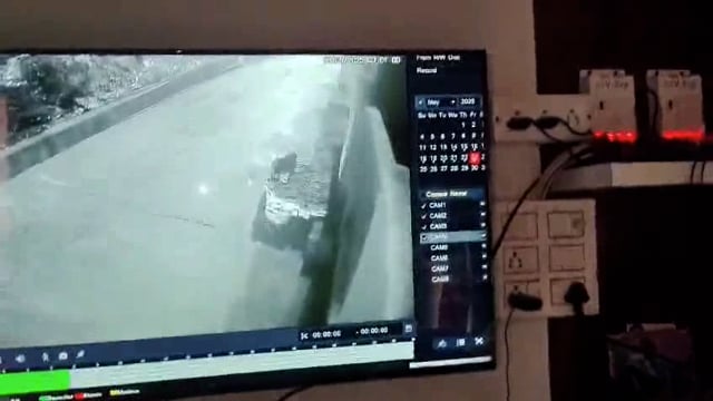 बागपत जिले के खेकड़ा कोतवाली क्षेत्र से बकरीद से पहले बकरा चोरी की बड़ी वारदात सामने आई है।
चोर कार में करीब ₹80,000 कीमत के बकरे भरकर फरार हो गए। यह पूरी घटना CCTV कैमरे में कैद हो गई है, जिसमें बकरा चोरों की कार साफ तौर पर देखी जा सकती है।#police