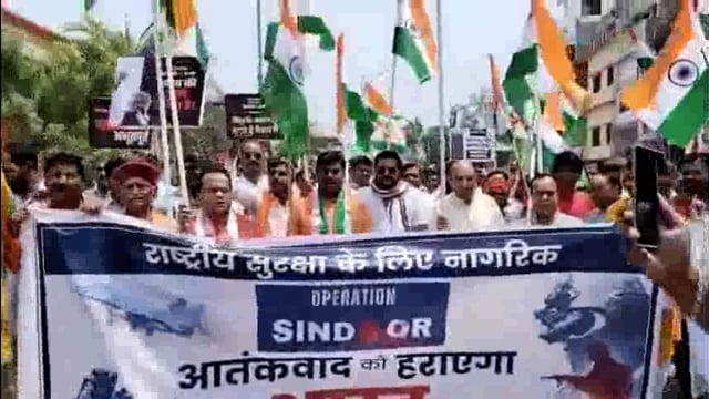बांसी कस्बे के हरियाली से तिलक इंटर काले तक सेना के सम्मान में पूर्व मंत्री व विधायक के नेतृत्व में तिरंगा यात्रा