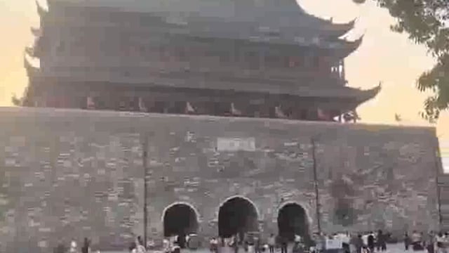 चीन: 650 साल पुराने मिंग राजवंश के टावर की छत ढहने से पर्यटकों में दहशत फैल गई#International