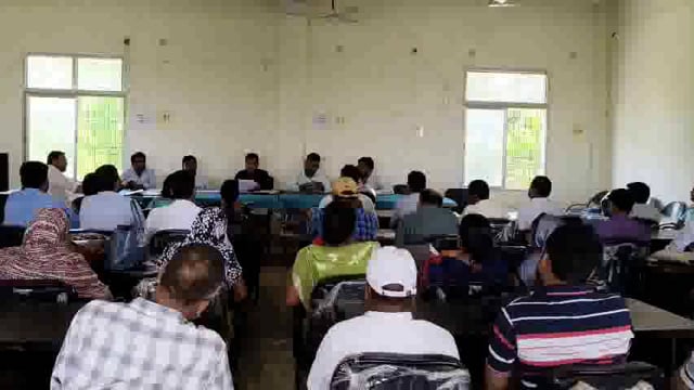 प्रखंड मुख्यालय स्थित सभागार में बीएलओ को दिया गया एक दिवसीय प्रशिक्षण।