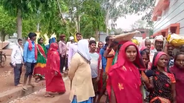 मनरेगा का मजदूरी कम मिलने पर बाघी गांव के मजदूरों ने ब्लॉक का घेराव कर किया धरना प्रदर्शन और नारेबाजी