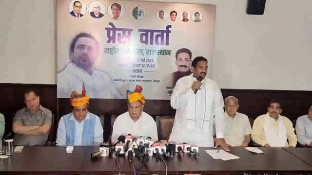 झटका लगा है। पार्टी के एक पूर्व विधायक ने कांग्रेस से नाता तोड़ते हुए उत्तर प्रदेश की प्रमुख पार्टी राष्ट्रीय लोक दल (RLD) का दामन थाम लिया है। खास बात यह रही कि उन्हें राजस्थान में RLD का प्रदेश अध्यक्ष#politics