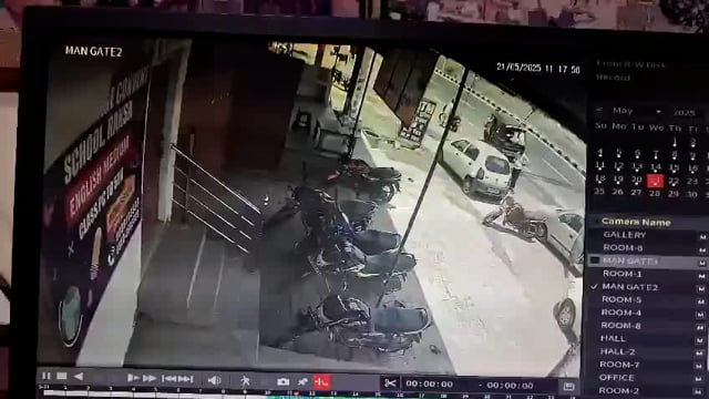 झांसी-शिवपुरी हाईवे पर एक बड़ा सड़क हादसा उस वक्त हो गया जब एक कार बाइक को बचाने की कोशिश में अनियंत्रित होकर पलट गई। यह घटना रक्सा ब्रिज के पास की बताई जा रही है और पूरी घटना वहां लगे सीसीटीवी कैमरे में रिकॉर्ड हो गई।
#accident