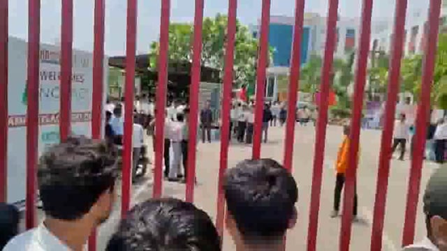 लखनऊ स्थित आर.आर. ग्रुप ऑफ इंस्टीट्यूशंस में शनिवार को भारी हंगामा देखने को मिला, जब सैकड़ों छात्र चेयरमैन अनिल अग्रवाल के खिलाफ सड़क पर उतर आए। छात्रों ने आरोप लगाया कि उनसे प्रशिक्षण के नाम पर ₹20,000 की जबरन वसूली की गई है, जबकि प्रशिक्षण से जुड़ी कोई स्पष्ट जानकारी या लिखित आदेश उपलब्ध नहीं कराया गया।#police