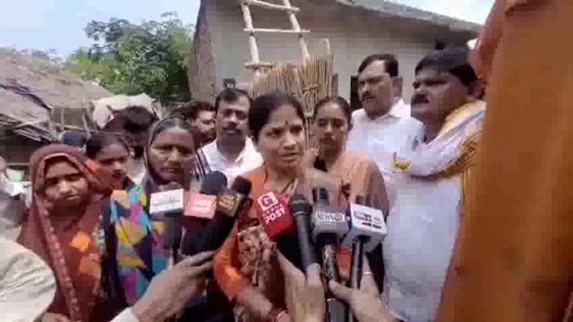 गोंडा जिले के उमरी के धन्नीपुरवा गांव में हुई डकैती और बेटे की हत्या से आहत परिवार से मिलने पहुंचीं राज्य महिला आयोग की सदस्य रितु शाही।
#police