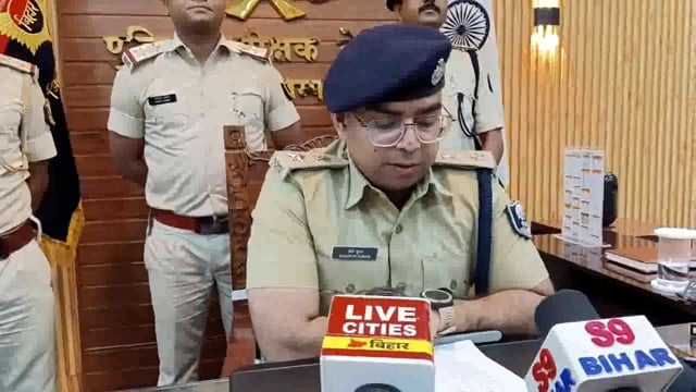 अपराध की योजना बना रहे चार अपराधियों को अवैध हथियार के साथ पुलिस ने किया गिरफ्तार