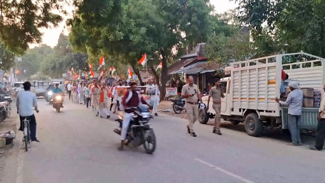 अंबेडकर नगर..
राजेश सुल्तानपुर थाना अंतर्गत पदुमपुर में सेना के शौर्य सम्मान में भाजपा के कार्यकर्ताओं द्वारा तिरंगा यात्रा का आयोजन किया गया।