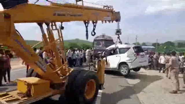 6 devotees died in a road accident in Prakasam district, one seriously injured #accident