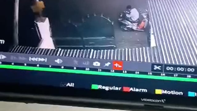 लखनऊ से एक बेहद दुखद और सनसनीखेज खबर सामने आई है। राजधानी में एक छात्रा के साथ ई-रिक्शे में हैवानियत की कोशिश की गई। छात्रा ने अपने साहस और हिम्मत से ई-रिक्शे से छलांग लगाकर अपनी इज्जत और जान दोनों बचा लिए।
#police