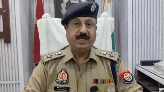 इटावा में पुलिस और अपराधी के बीच मुठभेड़ में अंतर्जनपदीय हिस्ट्रीशीटर करन उर्फ पुच्चा गिहार को गिरफ्तार किया गया। पुलिस ने उसके कब्जे से एक अवैध तमंचा, कारतूस और चोरी की स्प्लेंडर बाइक भी बरामद की।आरोपी करन उर्फ पुच्चा गिहार पर 30 से अधिक मुकदमे दर्ज हैं, जिनमें हत्या और एनडीपीएस एक्ट से जुड़े मामले शामिल हैं।#police