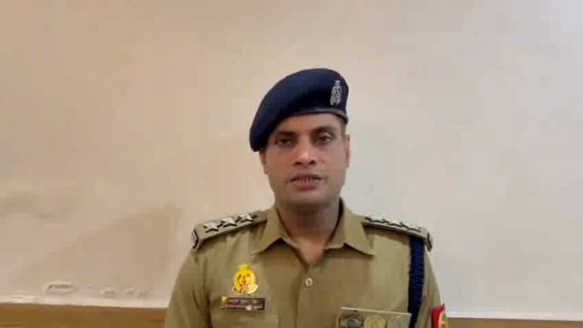 गाजियाबाद के कविनगर स्थित शास्त्रीनगर इलाके में एक दर्दनाक घटना सामने आई है, जहां पति ने अपनी पत्नी पर तेजाब फेंक दिया। इस हमले में महिला गंभीर रूप से घायल हो गई है और उसे अस्पताल में भर्ती कराया गया है।#police