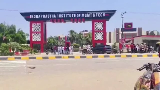 सहारनपुर के थाना नागल क्षेत्र में छात्रों के दो गुटों के बीच खूनी संघर्ष हुआ जिसमें एक छात्र की गोली लगने से मौत हो गई और एक अन्य घायल हो गया।मृतक देवभूमि कॉलेज में बी फार्मा का छात्र था। यह कॉलेज IIMT कोटा का परीक्षा केंद्र भी था। घटना की सूचना मिलते ही पुलिस तुरंत मौके पर पहुंच गई और मामले की जांच शुरू कर दी है।
पुलिस ने कहा है कि आरोपियों कीगिरफ्तारी के लिए अभियान चलाया जा रहा है#police