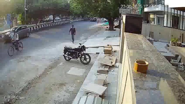 नोएडा के सेक्टर 58 थाना क्षेत्र में घर के बाहर खड़ी बाइक चोरी होने की वारदात सामने आई है। चोरी की पूरी घटना सीसीटीवी कैमरे में कैद हो गई है।
पुलिस ने CCTV फुटेज के आधार पर मामले की जांच शुरू कर दी है और आरोपी की पहचान व गिरफ्तारी के प्रयास जारी हैं। इलाके में वाहन चोरी की इस घटना से लोग सतर्क हैं।#police