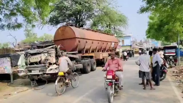 अमेठी में देर रात दो केमिकल से भरे ट्रैक्टर आपस में जोरदार भिड़ंत हो गई। इस हादसे में एक ट्रैक्टर का चालक गंभीर रूप से घायल हो गया, जिसकी बाद में मौत हो गई।
अनियंत्रित ट्रैक्टर सड़क किनारे बने मकान में घुस गया, जिससे इलाके में अफरातफरी मच गई। मृतक चालक की पहचान जायस थाना क्षेत्र के कंचन के रूप में हुई है।
#police
