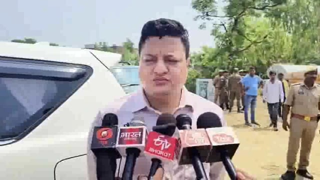 अयोध्या: देश के वीर सपूत शहीद लेफ्टिनेंट शशांक तिवारी को आज पूरे राजकीय सम्मान के साथ श्रद्धांजलि दी गई। शहीद को अंतिम बार देखने के लिए भारी संख्या में लोग उमड़ पड़े, पूरा माहौल गमगीन हो गया।
जिला प्रशासन की ओर से शहीद की मां के खाते में 50 लाख रुपये की अनुग्रह राशि डीएम द्वारा ट्रांसफर की गई। साथ ही प्रदेश सरकार की ओर से प्रभारी मंत्री सूर्य प्रताप शाही ने शहीद परिवार को प्रमाण पत्र सौंपा।
#शहीद