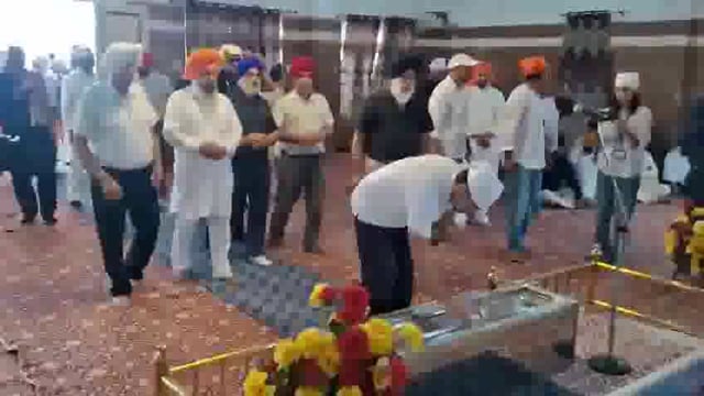 पुंछ, जम्मू-कश्मीर: राहुल गांधी ने गुरुद्वारा श्री गुरु सिंह सभा का दौरा किया, जो पाकिस्तानी गोलाबारी से प्रभावित हुआ था#politics