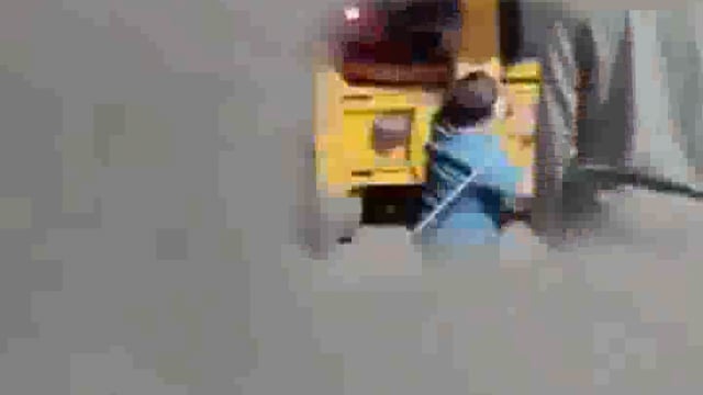 तेल चोरी के शक में ड्राइवर को जेसीबी से लटकाकर प्रताड़ित किया गया, प्रशासन की निष्क्रियता पर उठे सवाल#crime