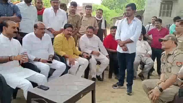 दो समुदायो के खूनी संघर्ष के मामले में भाजपा विधायक पहुंचे नेगुरा गांव,छेड़खानी के मामले पर पर्दा डालना बना कारण