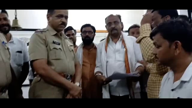 सकल मराठा बांधवांचे पोलीस निरीक्षक दिलीप गाडे यांना निवेदन