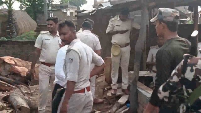 अवैध आरा मिल पर वन विभाग की टीम ने बड़ी कार्रवाई करते हुए अवैध आरा मिल को किया जप्त, लकड़ी को भी किया गया जप्त 