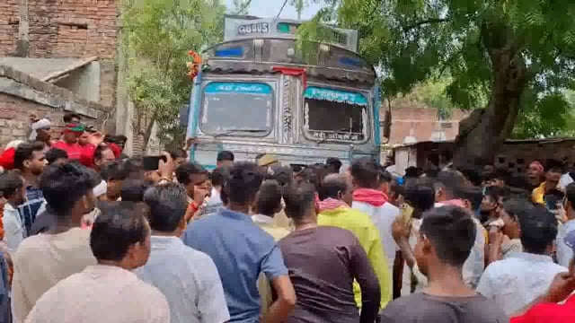 ट्रक ने राहगीर को कुचला,मौत के बाद ग्रामीणों ने लगाया जाम,एसडीएम व सीओ की पहल पर माने ग्रामीण