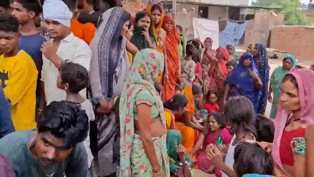 मुगलसराय कोतवाली क्षेत्र के छित्तमपुर गांव में बालू दादा ट्रक की चपेट में आने से 34 वर्षीय मजदूर की मौत