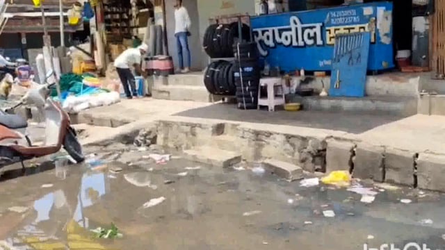 अवकाळी पावसाने तुकुम ताडोबा रोडवर नाल्यातील दुर्गंधी रस्त्यावर; घाण दूर करण्याची व्यवसायिकाची व नागरिकांची मागणी 