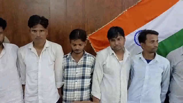 बुलंदशहर के थाना अहमदगढ़ पुलिस ने दो शातिर अंतर्जनपदीय बाबरिया गिरोह के लुटेरों को गिरफ्तार किया। पुलिस ने उनके पास से लूटा गया लाखों रुपये का माल बरामद किया, जिसमें 51,500 रुपये नकद, सोने और चांदी के आभूषण, 1 तमंचा, कारतूस, अवैध चाकू और एक कार शामिल हैं।#police