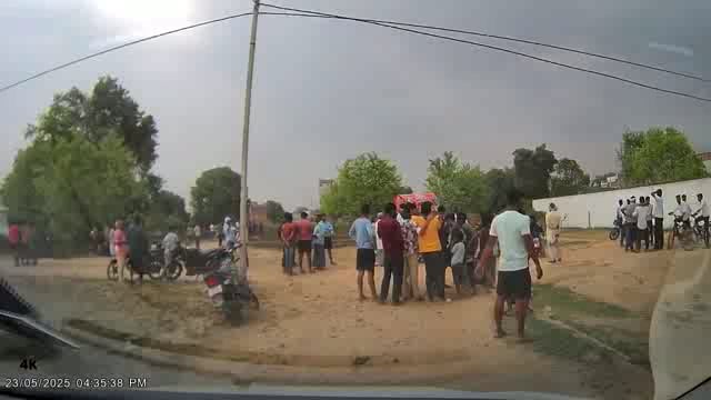 वाराणसी में तेंदुए का एक और वीडियो सामने आया है, जिसमें तेंदुआ सड़क पर लोगों के बीच से भागता हुआ नजर आ रहा है। वीडियो में यह स्पष्ट रूप से दिखाई दे रहा है कि तेंदुआ शहर में घुस आया था और लोगों के बीच से निकलने की कोशिश कर रहा था।#accident