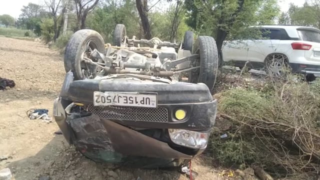 बाइक सवार को बचाने के प्रयास में विधुत पोल से टकरा कर खेत में पलटी ईको, दो लोग हुए चोटिल।