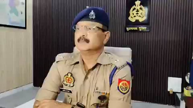 ➡️..... मुरादाबाद : एसपी सिटी रणविजय सिंह का बयान 
 अभी तक 20 सोने के कैप्सूल निकाले गए - SP सिटी
 बाकी और कैप्सूल निकाले जा रहे हैं - एसपी सिटी
 1 करोड़ के आस-पास कैप्सूल बरामद होने की आशंका
पकड़े गए चारों आरोपी कैरियर के रूप में काम करते थे
 30 से 40 हजार रुपए दिए जाते थे - एसपी सिटी
 सरगना अभी पुलिस की पहुंच से दूर - एसपी सिटी
दुबई से सोना लेकर मुंबई के रास्ते रामपुर जा रहे थे
 चारों आरोपियों से पुलिस गहराई से पूछताछ कर रही है