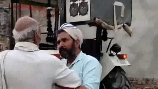 दबंगों ने वृद्ध पिता पुत्र के साथ की बेरहमी से मारपीट, आठ नामजदों के खिलाफ रिपोर्ट दर्ज, मारपीट का वीडियो हुआ वायरल।