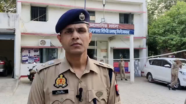 फिरोजाबाद में अरविंद यादव को कुछ रोज पहले 14 बीघा जमीन पर जिला प्रशासन और पुलिस ने कानूनी प्रक्रिया के तहत कब्जा दिलाया था आज सुबह अरविंद गांव में इस जमीन पर अपने बेटे के साथ खेती करने पहुंचे थे इस जमीन पर पहले कब्जेदार रहे हुब्बलाल, कमल यादव ने अरविंद और उनके बेटे नितिन को फावड़ा से काटकर मार डाला पुलिस इस मामले में अब केस दर्ज कर रही है#police