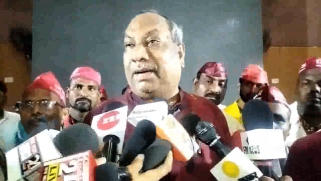 उत्तर प्रदेश के गोंडा जिले में किसान क्रेडिट कार्ड (KCC) मामलों की लंबित फाइलों को लेकर निषाद पार्टी के राष्ट्रीय अध्यक्ष और राज्य सरकार में मंत्री डॉ. संजय निषाद ने नाराजगी जताई है। उन्होंने कहा कि जिले में अब भी कुछ अधिकारी पिछली सरकारों की मानसिकता के साथ काम कर रहे हैं।
#politics