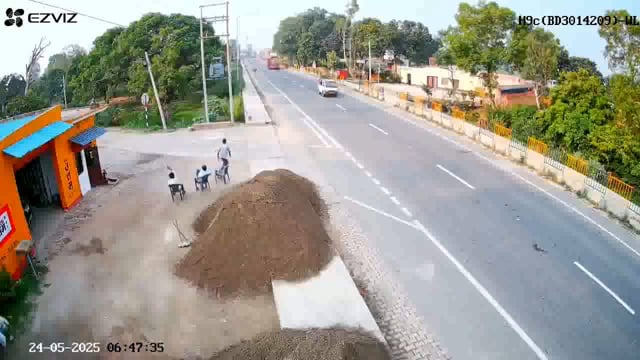 उत्तर प्रदेश के पीलीभीत जिले में सोमवार को एक सड़क हादसे में तीन वाहन आपस में भिड़ गए, जिससे इलाके में अफरा-तफरी मच गई। हादसा उस समय हुआ जब एक वाहन ने अचानक बीच सड़क पर ब्रेक लगा दिया।#accident