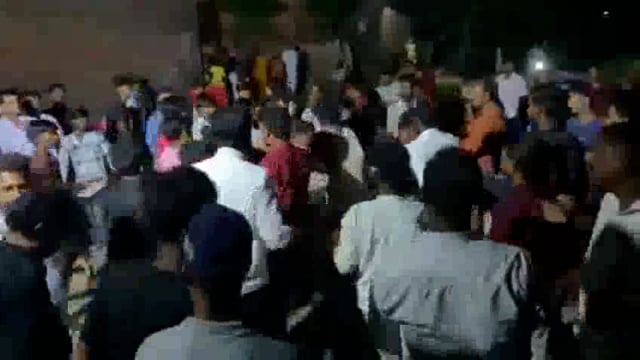 महराजगंज, उत्तर प्रदेश – जिले के कोल्हुई थाना क्षेत्र स्थित पिपरा परसौनी गांव में एक शादी समारोह के दौरान डीजे पर डांस को लेकर घराती और बारातियों के बीच जमकर मारपीट हो गई। इस घटना का वीडियो सोशल मीडिया पर वायरल हो गया है, 
#police