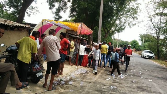 बट सावित्री व्रत के दिन पूरे दुबान निवासी राहुल दूबे अपने समर्थकों के साथ कटरा चौराहे पर शरब त वितरण किया 