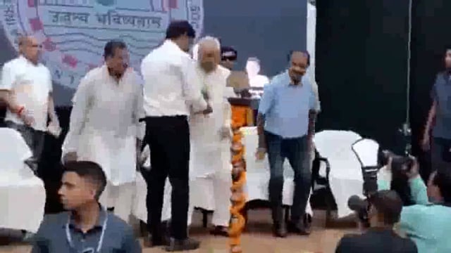 बिहार के मुख्यमंत्री नीतीश कुमार की मानसिक स्थिति! सरकारी कार्यक्रम में एक IAS अधिकारी CM का स्वागत कर रहे है तो CM सभी प्रोटोकॉल और मान-मर्यादा को ताक पर रखकर अधिकारी के सिर पर ही गमला रख दे रहे है। प्रदेश के मुख्यमंत्री की यह दयनीय स्थिति प्रदेश को रसातल में लेकर जा रही है।