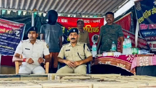 चांदन पुलिस ने 80 कार्टून विदेशी शराब सहित एक शराब कारोबारी को पिकअप वाहन समेत किया गिरफ्तार.