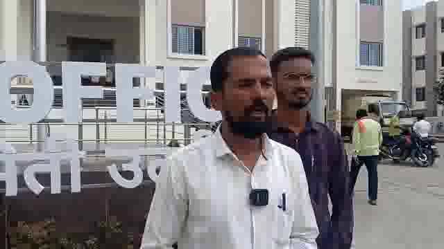 कौळखेड येथे ग्रामसेवकांने घरकुलची कामे करण्यासाठी पैसे घेत असल्याचा नागरिकांनी केला आरोप