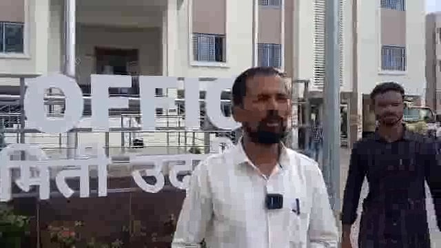 कौळखेड येथे ग्रामसेवकांने घरकुलची कामे करण्यासाठी पैसे घेत असल्याचा नागरिकांनी केला आरोप