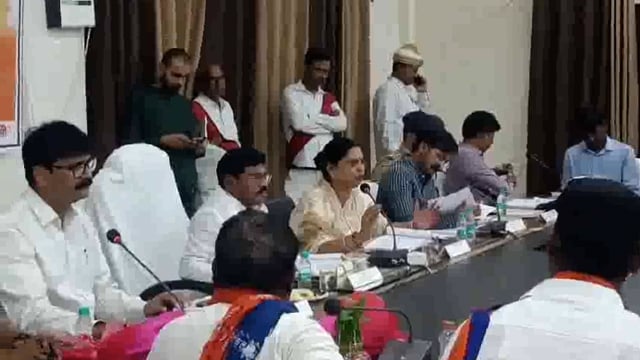 बंद कमरे में विकास कार्यों की समीक्षा बैठक की चर्चा जोरो पर,भ्रष्टाचार के सवाल को भी टाल गए मंत्री जी