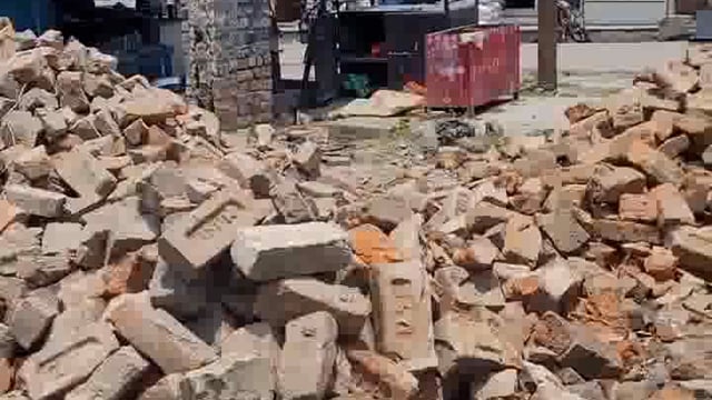 पलिया में जिला पंचायत की जमीन पर कब्जा, गरीब दुकानदार का शोषण