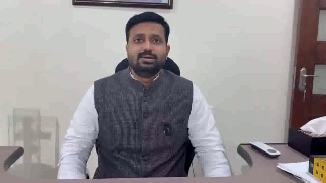 बिहार में एक अजीबोगरीब घटना सामने आई, जब एक सरकारी अधिकारी ने मुख्यमंत्री नीतीश कुमार को एक गमला भेंट दिया। यह घटना उस समय हुई जब मुख्यमंत्री#politics