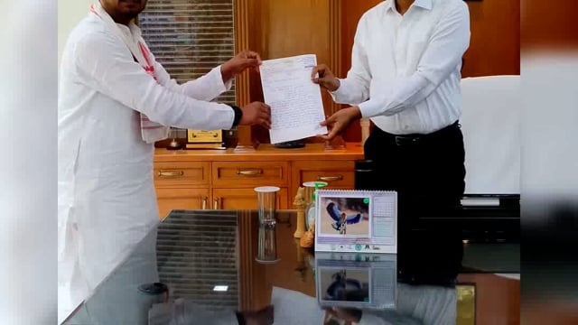 पिनाहट। में प्राइवेट स्कूलों की मनमानी पर प्रधान ने मंडलायुक्त आगरा से की शिकायत 