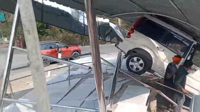 मऊरानीपुर थाना क्षेत्र टीकमगढ़ हाईवे पर दौड़ रही तेज रफ्तार स्कॉर्पियो यात्री प्रतीक्षालय में घुसी कार