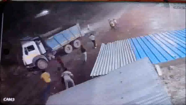 थाना जमुनापार क्षेत्र में यमुना एक्सप्रेस-वे स्थित वृंदावन कट रोड़ पर डंफर ने टैक्टर को मारी जोरदार टक्कर, टैक्टर चालक गंभीर घायल, हादसे का लाइव वीडियो आया सामने